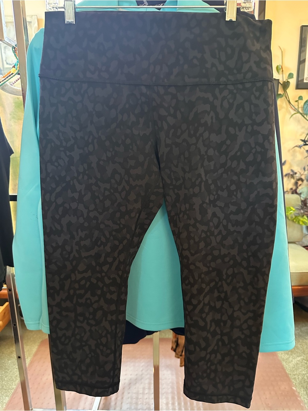 Lululemon 12 leopard crops